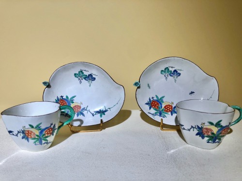 Deux tasses en porcelaine tendre de Chantilly - Céramiques, Porcelaines Style 