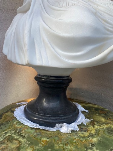 20th century - 1900/1920 Neapolitan Carrara Marble Bust Of Bride With Veil