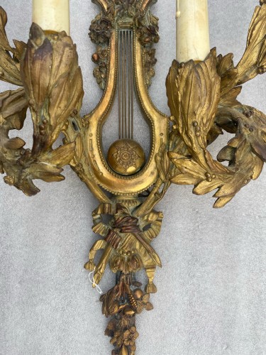 XIXe siècle - Paire de grandes appliques en bronze doré vers 1890-1900 d’après Gouthiere