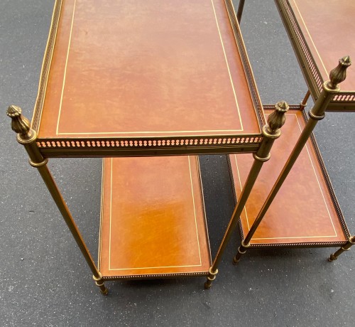 Maison Bagués - Paire d’étagères en bronze avec plateaux gainés de cuir - Mobilier Style Années 50-60