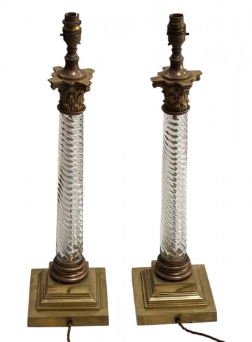 Paire de lampes en cristal Baccarat avec socle et chapiteau corinthien  en bronze
