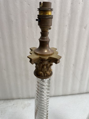 Paire de lampes en cristal Baccarat avec socle et chapiteau corinthien  en bronze - 
