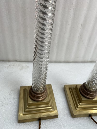  - Paire de lampes en cristal Baccarat avec socle et chapiteau corinthien  en bronze