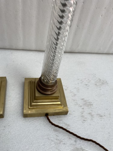 Antiquités - Paire de lampes en cristal Baccarat avec socle et chapiteau corinthien  en bronze