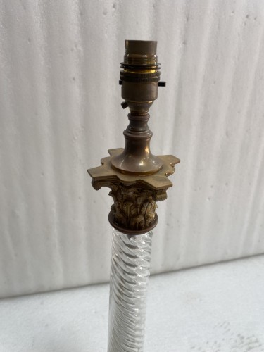 Antiquités - Paire de lampes en cristal Baccarat avec socle et chapiteau corinthien  en bronze