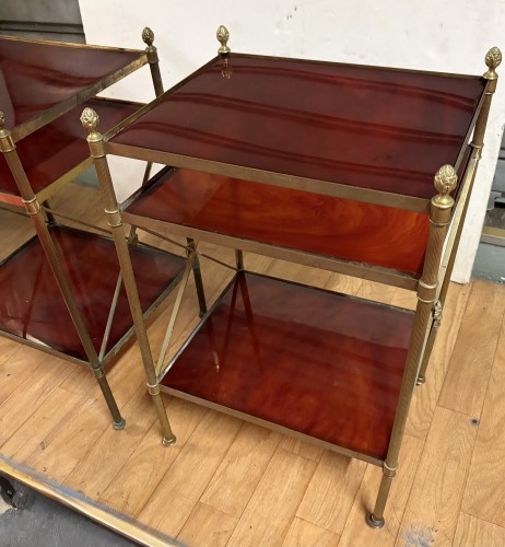 Mobilier Meuble d'appoint - Paire de bouts de canapé en laiton et bronze, éagéres en bakélite Maison Baguès