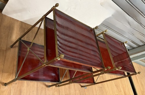 Paire de bouts de canapé en laiton et bronze, éagéres en bakélite Maison Baguès - ABC Pascal