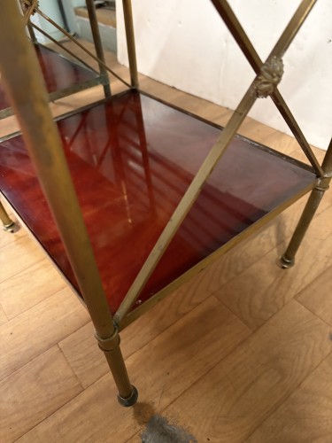 Antiquités - Paire de bouts de canapé en laiton et bronze, éagéres en bakélite Maison Baguès