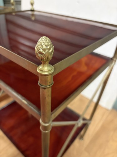 Antiquités - Paire de bouts de canapé en laiton et bronze, éagéres en bakélite Maison Baguès