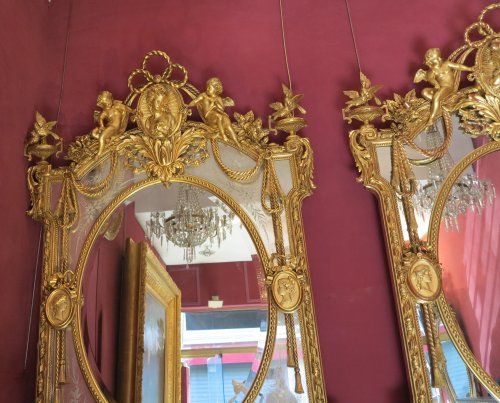 Miroirs, Trumeaux  - Paire de miroirs ou similaires parecloses et médaillons allégorie aux anges et aux oiseaux