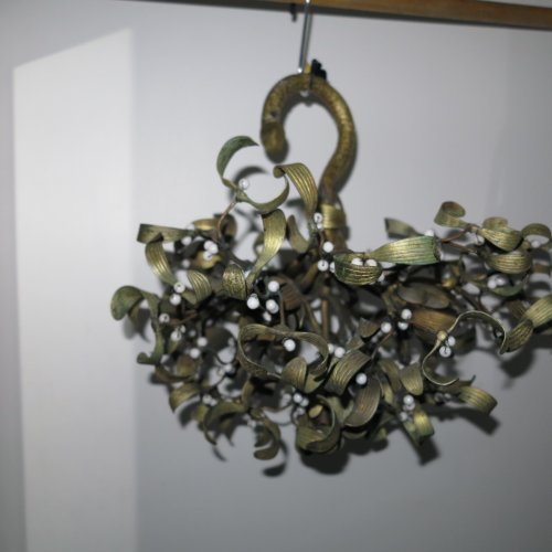 Lustre boule de gui Art nouveau en bronze et perles opaline - ABC Pascal