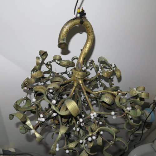XXe siècle - Lustre boule de gui Art nouveau en bronze et perles opaline
