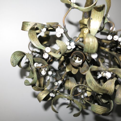 Lustre boule de gui Art nouveau en bronze et perles opaline - Art nouveau