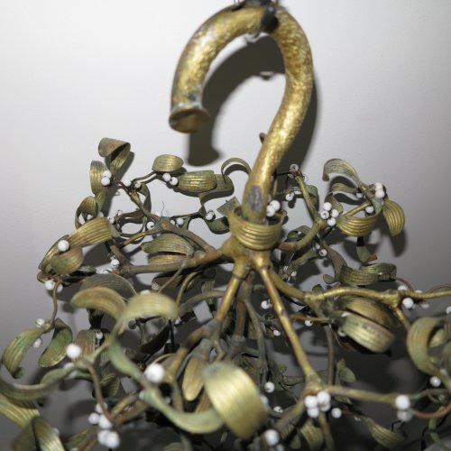 Art nouveau - Lustre boule de gui Art nouveau en bronze et perles opaline