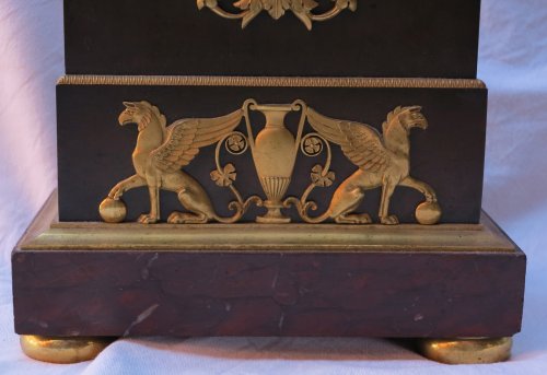 Pendule d'époque Directoire en bronze double patine à l'Ouroboros - Horlogerie Style Directoire