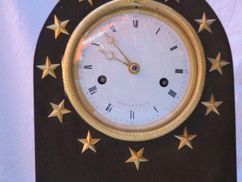 Horlogerie Pendule - Pendule d'époque Directoire en bronze double patine à l'Ouroboros