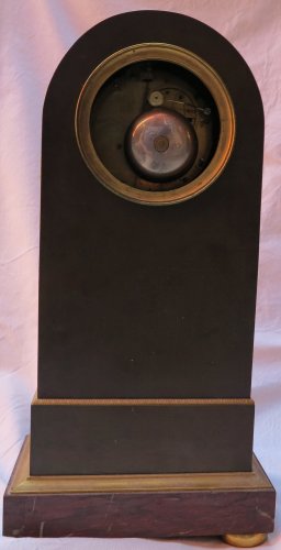 XVIIIe siècle - Pendule d'époque Directoire en bronze double patine à l'Ouroboros