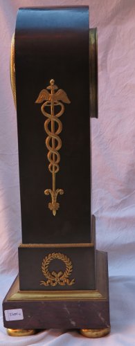 Directoire - Pendule d'époque Directoire en bronze double patine à l'Ouroboros