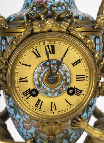 XIXe siècle - Garniture de cheminée en émail cloisonné du Milieu du XIXe siècle, circa 1860