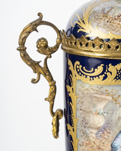 Paire de vases en porcelaine vers 1846 - Acropole Antiquités