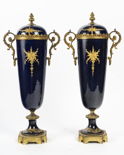 Antiquités - Paire de vases en porcelaine vers 1846
