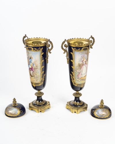 Antiquités - Paire de vases en porcelaine vers 1846