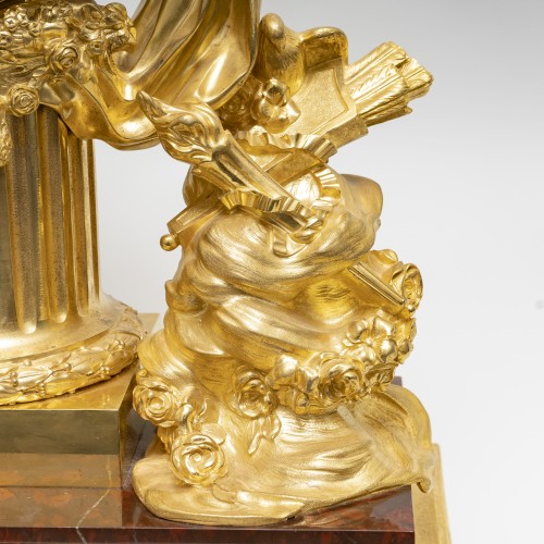 Garniture de cheminée signée Ferdinand Berthoud, Circa 1870 - Acropole Antiquités