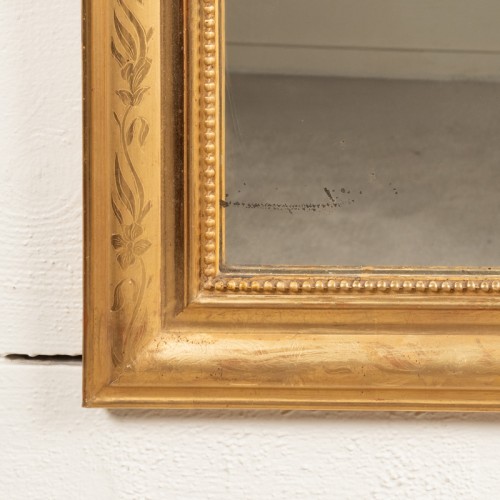 Miroirs, Trumeaux  - Miroir Louis Philippe en bois doré avec petit fronton