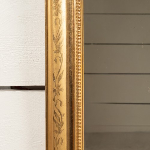 XIXe siècle - Miroir Louis Philippe en bois doré avec petit fronton