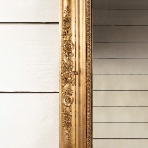 XIXe siècle - Grand miroir Louis Philippe en bois doré et sculpté 