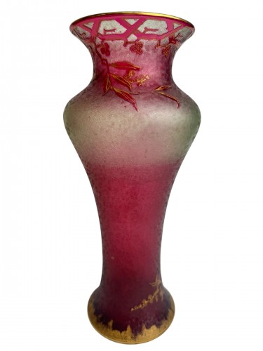 20th century - Baccarat - Ouraline  Crystal Vase With Raspberry Decoration