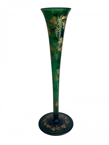 Escalier de Cristal - Grand vase cornet en cristal à décor des pampres de vigne, 66cm