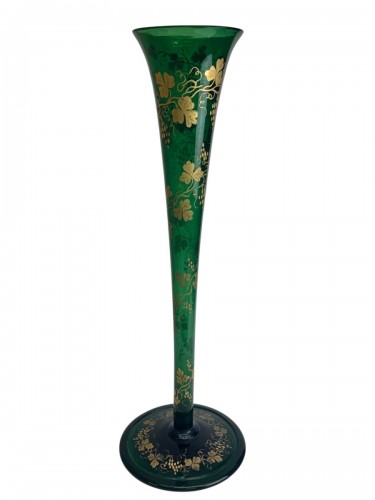 XIXe siècle - Escalier de Cristal - Grand vase cornet en cristal à décor des pampres de vigne, 66cm