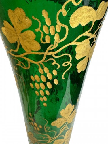Escalier de Cristal - Grand vase cornet en cristal à décor des pampres de vigne, 66cm - Art nouveau