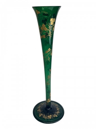 Art nouveau - Escalier de Cristal - Grand vase cornet en cristal à décor des pampres de vigne, 66cm