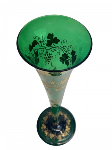 Antiquités - Escalier de Cristal - Grand vase cornet en cristal à décor des pampres de vigne, 66cm