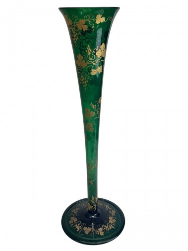 Antiquités - Escalier de Cristal - Grand vase cornet en cristal à décor des pampres de vigne, 66cm