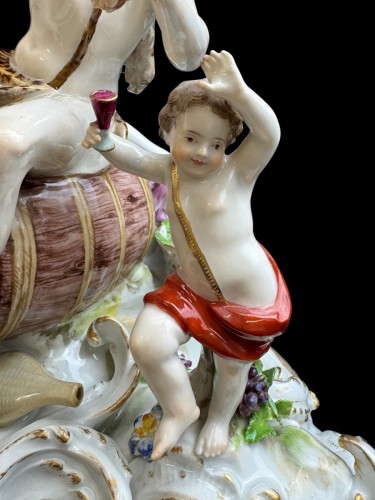 Antiquités - Bacchus sur un tonneau - Groupe en porcelaine de Meissen 19e siècle