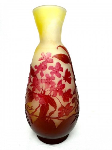 XXe siècle - Gallé, vase à décor de fleurs de prunier