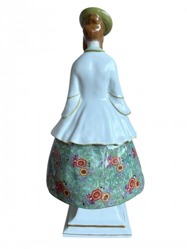 20th century - Richard Lang, Meissen Porcelain Figurine: "Woman Pinning A Rose"