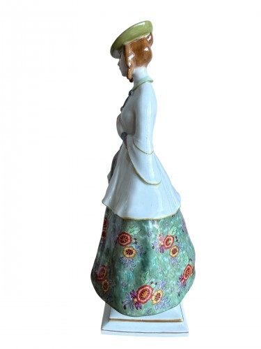 Richard Lang, Meissen Porcelain Figurine: "Woman Pinning A Rose" - Art nouveau