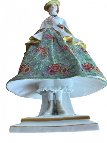 Antiquités - Richard Lang, Meissen Porcelain Figurine: "Woman Pinning A Rose"