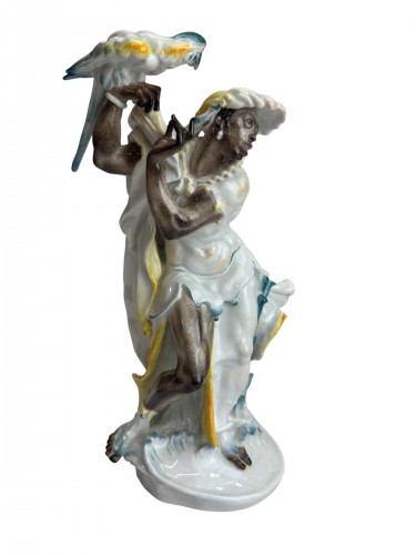 Figure en porcelaine de Meissenine, Maure au perroquet représentant Nelusco - Céramiques, Porcelaines Style Années 50-60