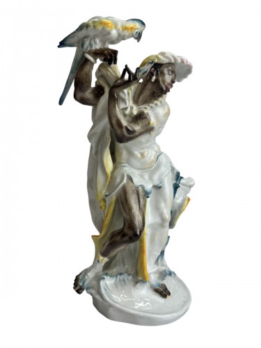 Céramiques, Porcelaines  - Figure en porcelaine de Meissenine, Maure au perroquet représentant Nelusco