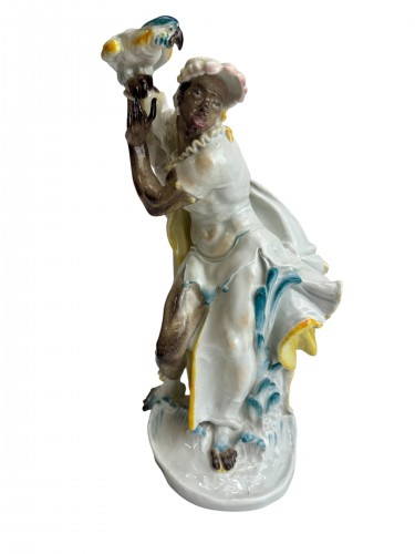 Figure en porcelaine de Meissenine, Maure au perroquet représentant Nelusco - AG Antiquités