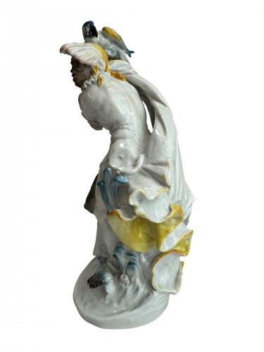 XXe siècle - Figure en porcelaine de Meissenine, Maure au perroquet représentant Nelusco