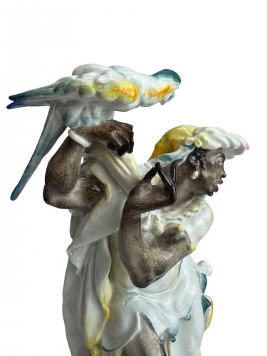 Antiquités - Figure en porcelaine de Meissenine, Maure au perroquet représentant Nelusco