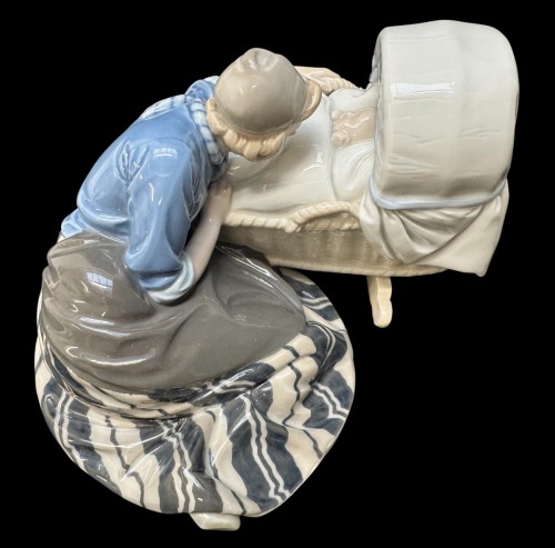 Groupe en porcelaine de Meissen crée par Philipp Lange - Mère hollandaise au berceau - Céramiques, Porcelaines Style 