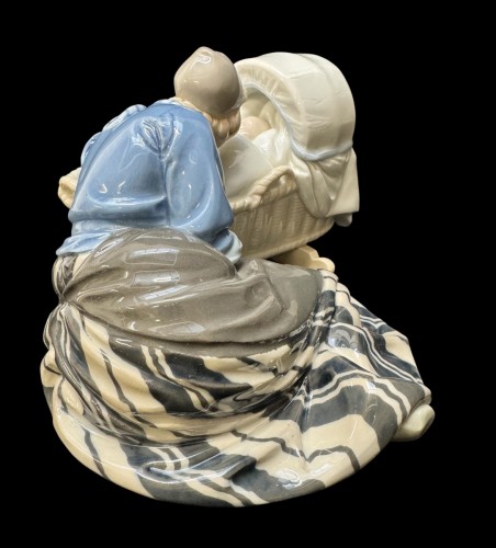 Céramiques, Porcelaines  - Groupe en porcelaine de Meissen crée par Philipp Lange - Mère hollandaise au berceau