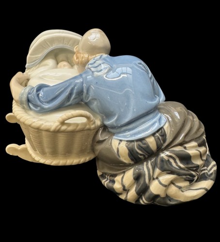 Groupe en porcelaine de Meissen crée par Philipp Lange - Mère hollandaise au berceau - AG Antiquités